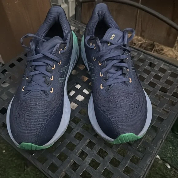 Asics Novablast 4 Womens Sz US Thunder Blue Athletic Running Shoes Sneakers - Picture 7 of 12